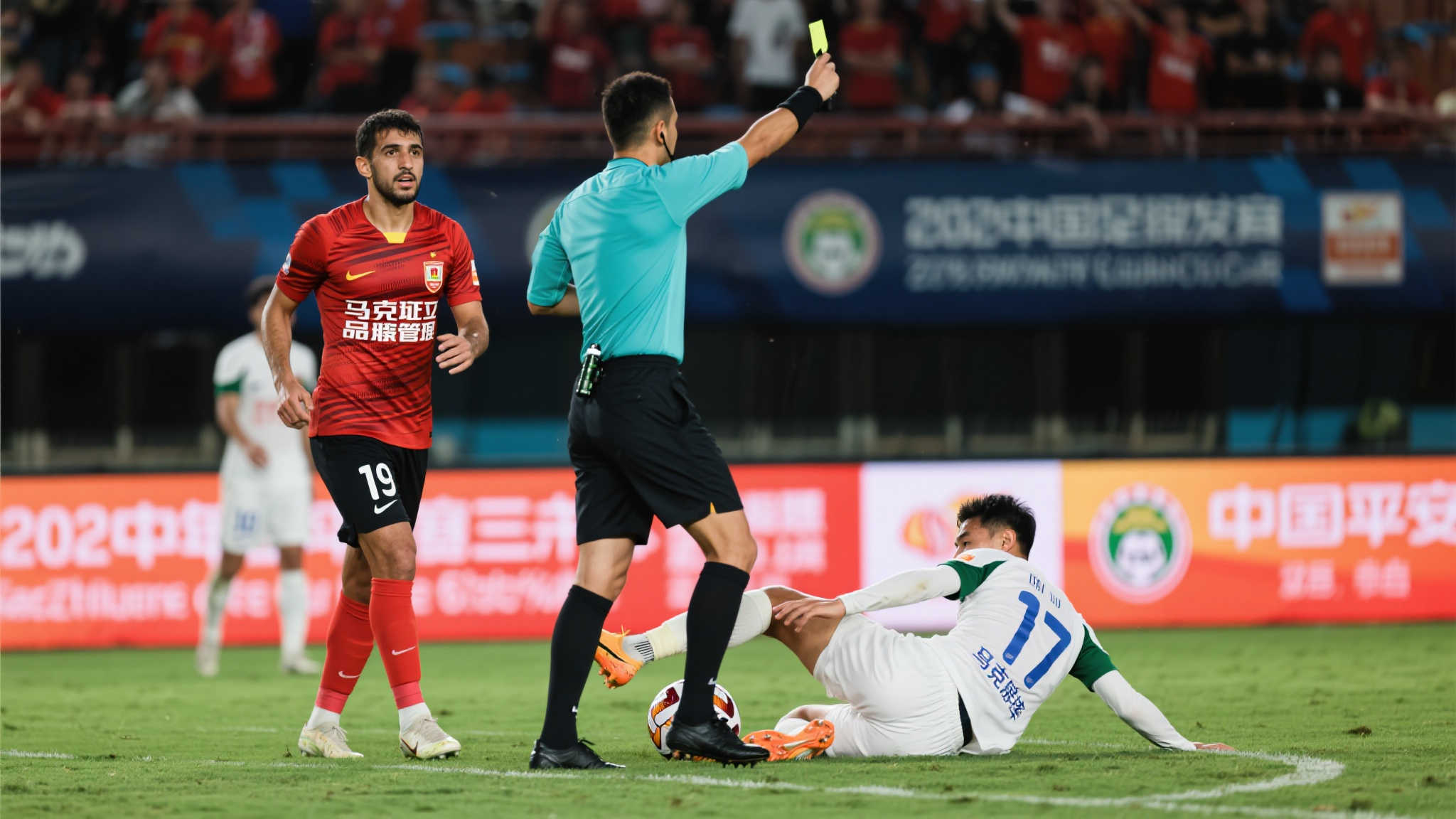 海港1-1泰山:麦麦提江引3争议,蒯纪闻疑似假摔,慢镜揭真相 海港1-1泰山:麦麦提江引3争议,蒯纪闻疑似假摔,慢镜揭真相